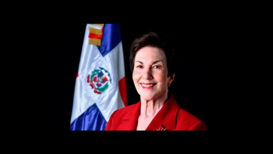 Sonia Guzmán muestra carta que la acredita oficialmente como embajadora 