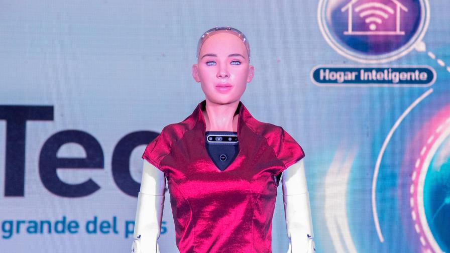 Sophia impresiona público que asistió a ClaroTec