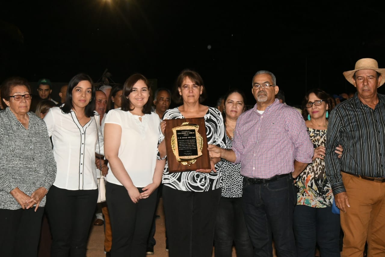 Doña Zenayda Castillo y sus hijas Sanly y Arismer Aristy Castillo, reciben una placa de reconocimiento que entregó la liga Soprovis inmemoriam, con la dedicatoria de su torneo 42 a Santiago -Chago- Aristy.