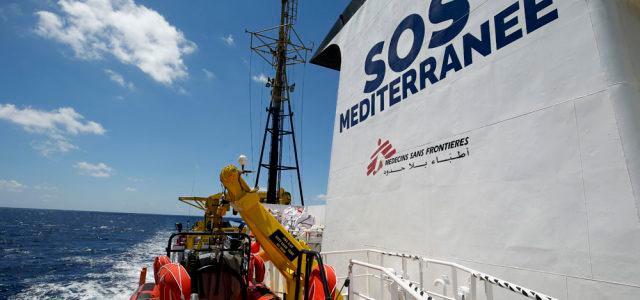 Más de 800 migrantes esperan un puerto a bordo de dos barcos de ONG