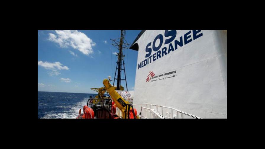 Más de 800 migrantes esperan un puerto a bordo de dos barcos de ONG