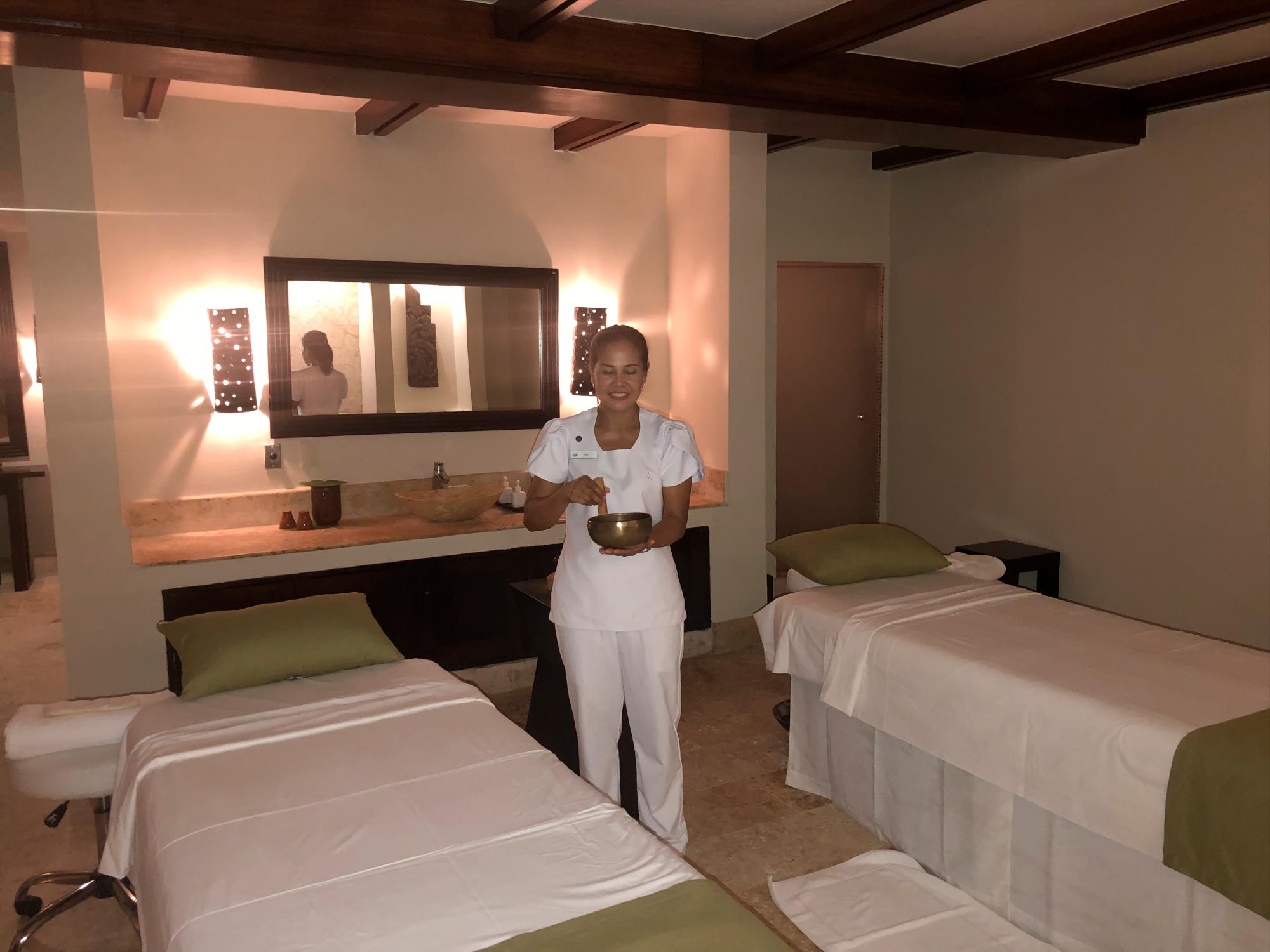 Pong inicia el “Singing Bowl”, ritual de bienvenida y término del masaje para preparar tu cuerpo.