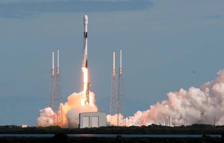 SpaceX pone en órbita otros 60 satélites para crear red de internet espacial
