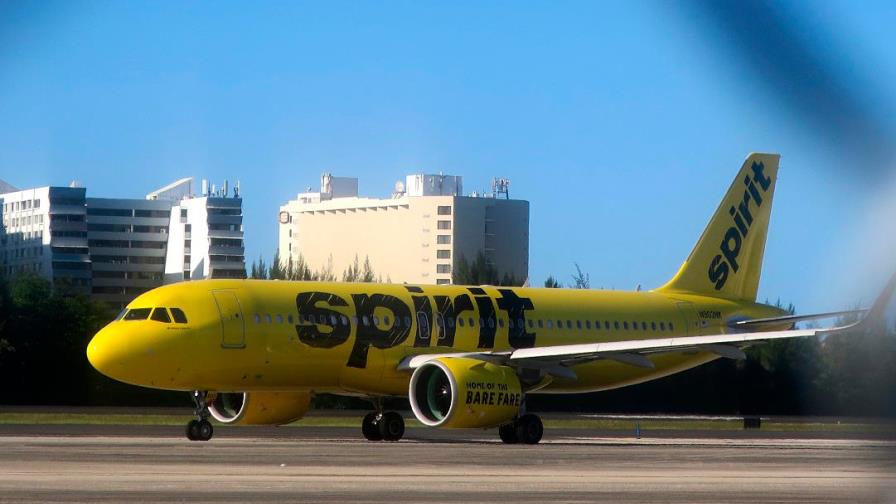 Detienen a 3 turistas de EE.UU. por agredir a policías en avión en Puerto Rico