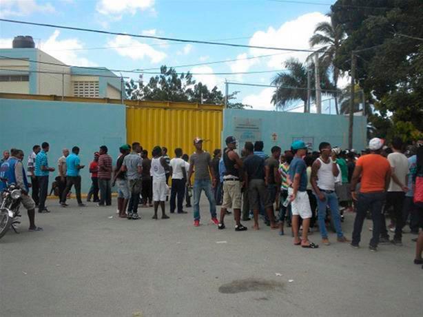 Arrestan encargado de vigilancia de la cárcel de San Pedro de Macorís tratando de introducir drogas