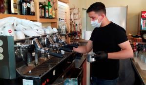 Albania recupera parte de normalidad y abre bares y restaurantes