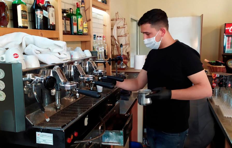 Albania recupera parte de normalidad y abre bares y restaurantes