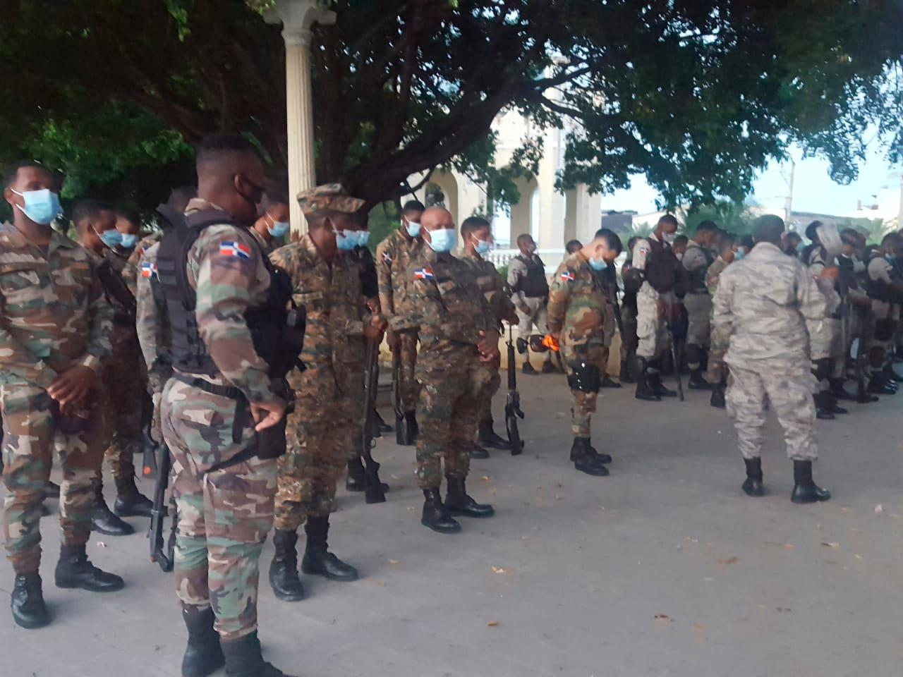 Tropas policiales que participan en operativos desde la noche del sábados en barrios de san Cristóbal.