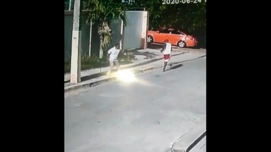 Video: Momento en que atacan a batazos a comunicador de Nagua