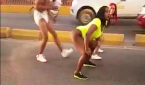 Video | Hombre en pa&ntilde;ales y mujeres semidesnudas paralizan tr&aacute;nsito en puente de la 17