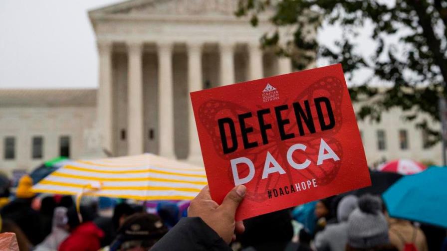 Juez federal ordena que el gobierno de Trump reanude trámites de DACA