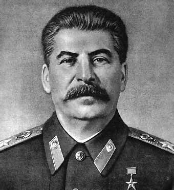 Detienen dos por arrojar claveles a tumba Stalin al grito “arde en el infierno”