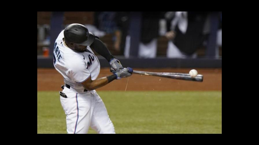 Panik firma un debut estelar con Marlins, ganan a Filis