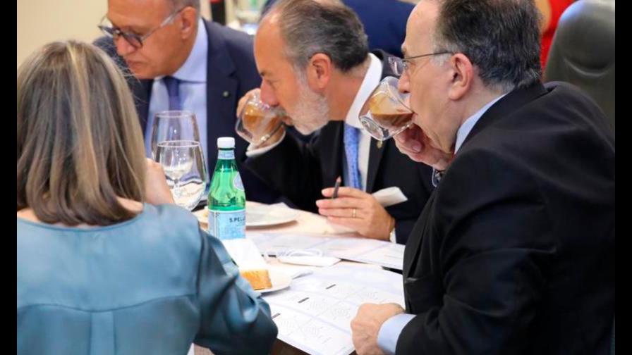 Empresarios reciben al nuevo embajador italiano en el país con la magia del cacao dominicano Empresarios reciben al nuevo embajador italiano en el país con la magia del cacao dominicano