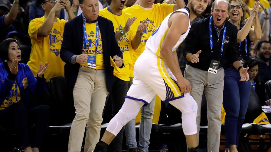 Los Warriors comienzan con gran triunfo su camino en la postemporada