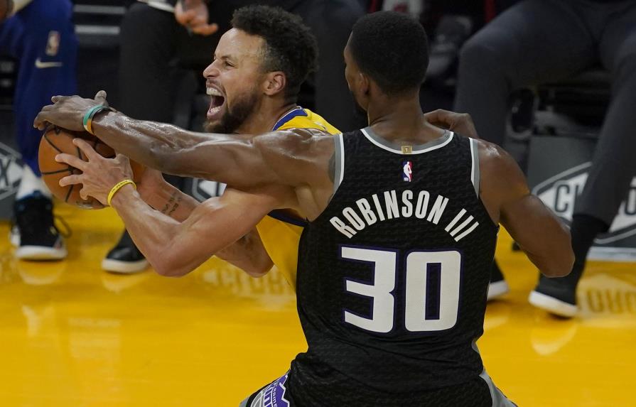 Curry anota 30 puntos y Warriors aplastan a Kings 