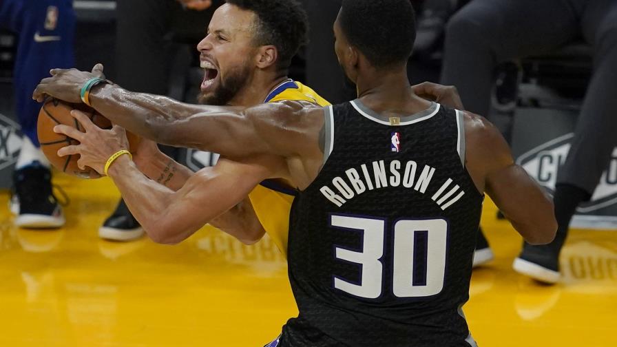 Curry anota 30 puntos y Warriors aplastan a Kings 