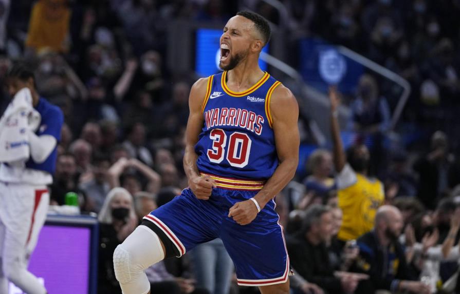 Stephen Curry anota 45 y Warriors frenan a Clippers
