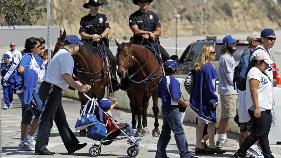 Fanático agredido en aparcamiento de los Dodgers demanda al equipo