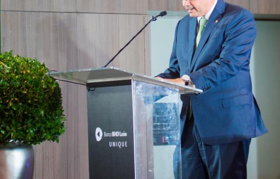 Banco BHD León con un  panel sobre la evolución del arte latinoamericano