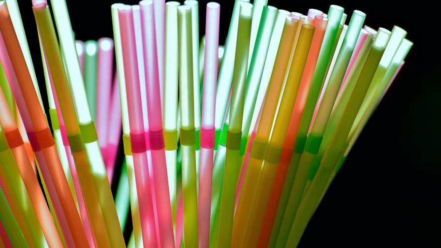 Costa Rica prohíbe por ley las pajillas plásticas y ciertas bolsas