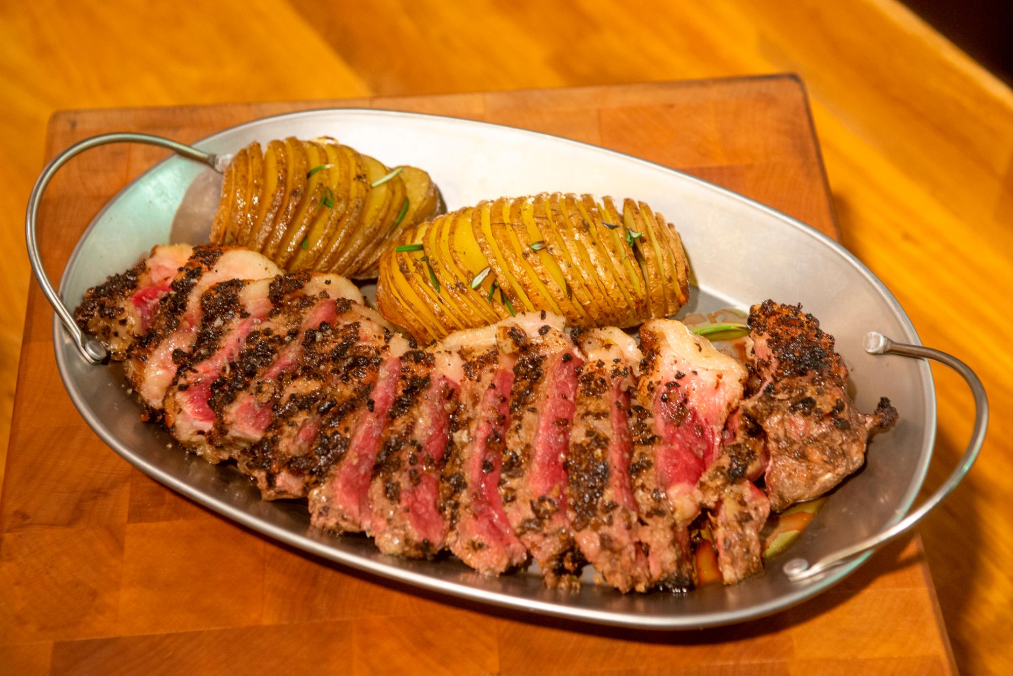 Striploin Dusted Dry Porcini Mushrooms: corte de lomo de res con costra de polvo de hongos porcini acompañado de vegetales rostizados. 