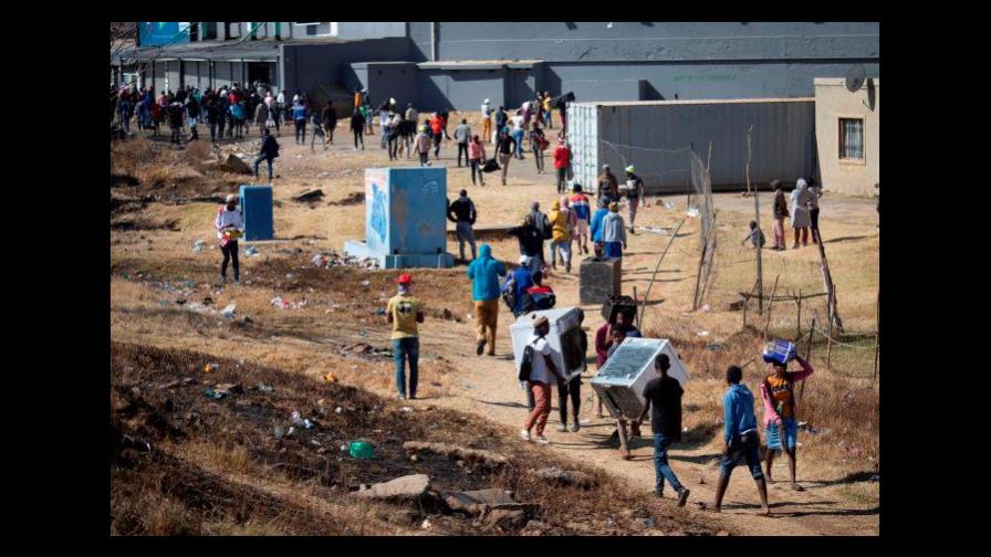 Al menos 6 muertos y 200 detenidos en ola de violentas protestas en Sudáfrica