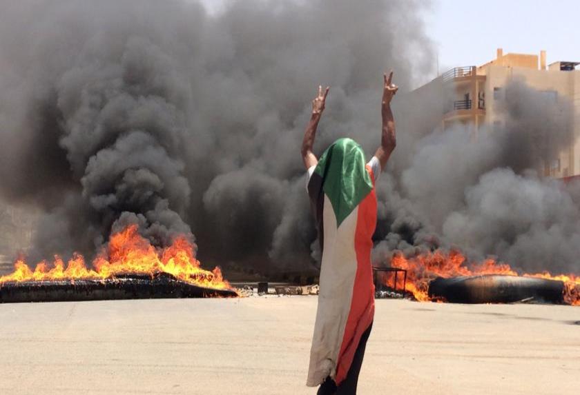 Ejército de Sudán ataca a manifestantes y mata a 35