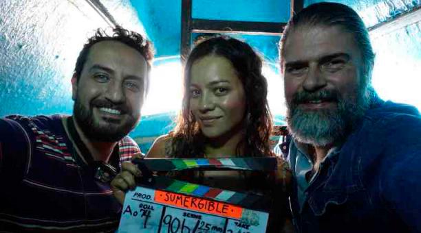 El director Alfredo León (izq.) junto a la actriz colombiana Natalia Reyes y el productor Sebastián Cordero (der.) durante el rodaje de ‘Sumergible’.