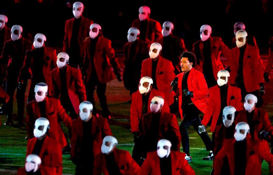 ¿Por qué los bailarines de The Weeknd llevaban el rostro vendado en el Super Bowl 2021?