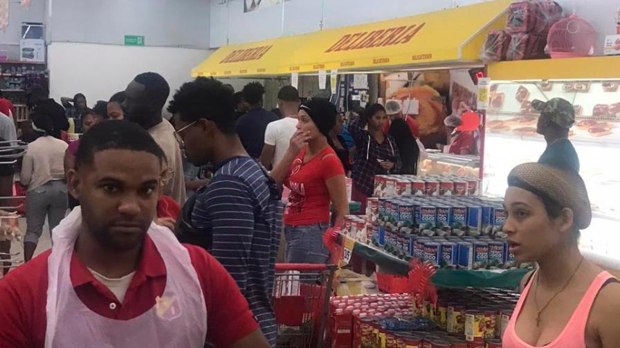 Temor por coronavirus lleva a la gente en el Este a llenar tiendas y supermercados 