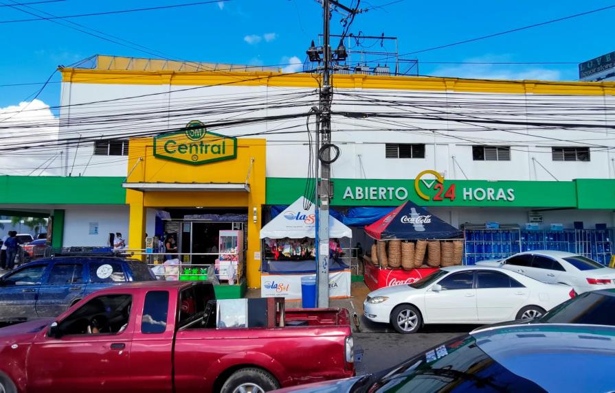 Cierran supermercado de Santiago y apresan clientes por violar el toque de queda