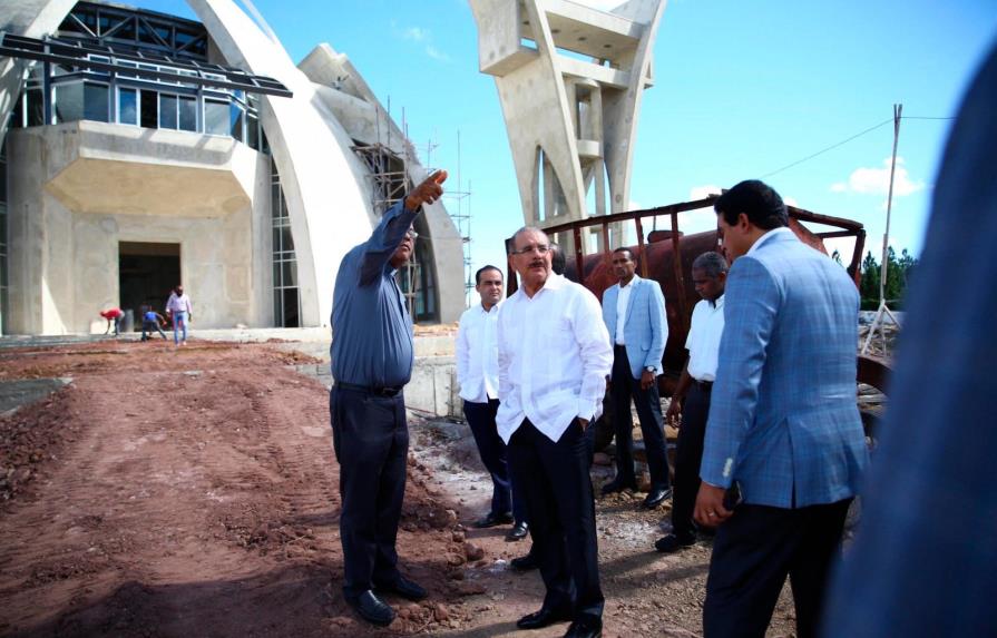 Medina supervisa la construcción del Santuario Santo Cristo de los Milagros en Bayaguana 