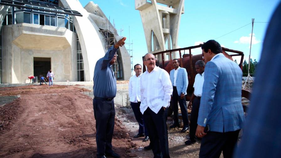 Medina supervisa la construcción del Santuario Santo Cristo de los Milagros en Bayaguana 