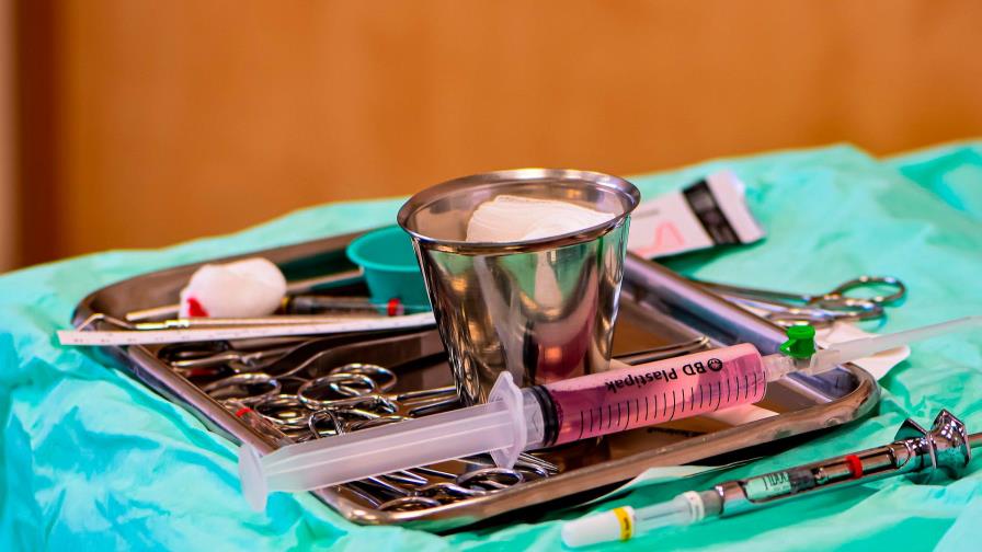 Extraen de la nariz de un hombre una moneda que se introdujo hace 53 años