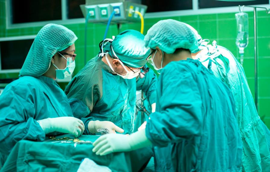 Academia de Cirugía Plástica realiza 18 cirugías a pacientes con hipertrofia mamaria