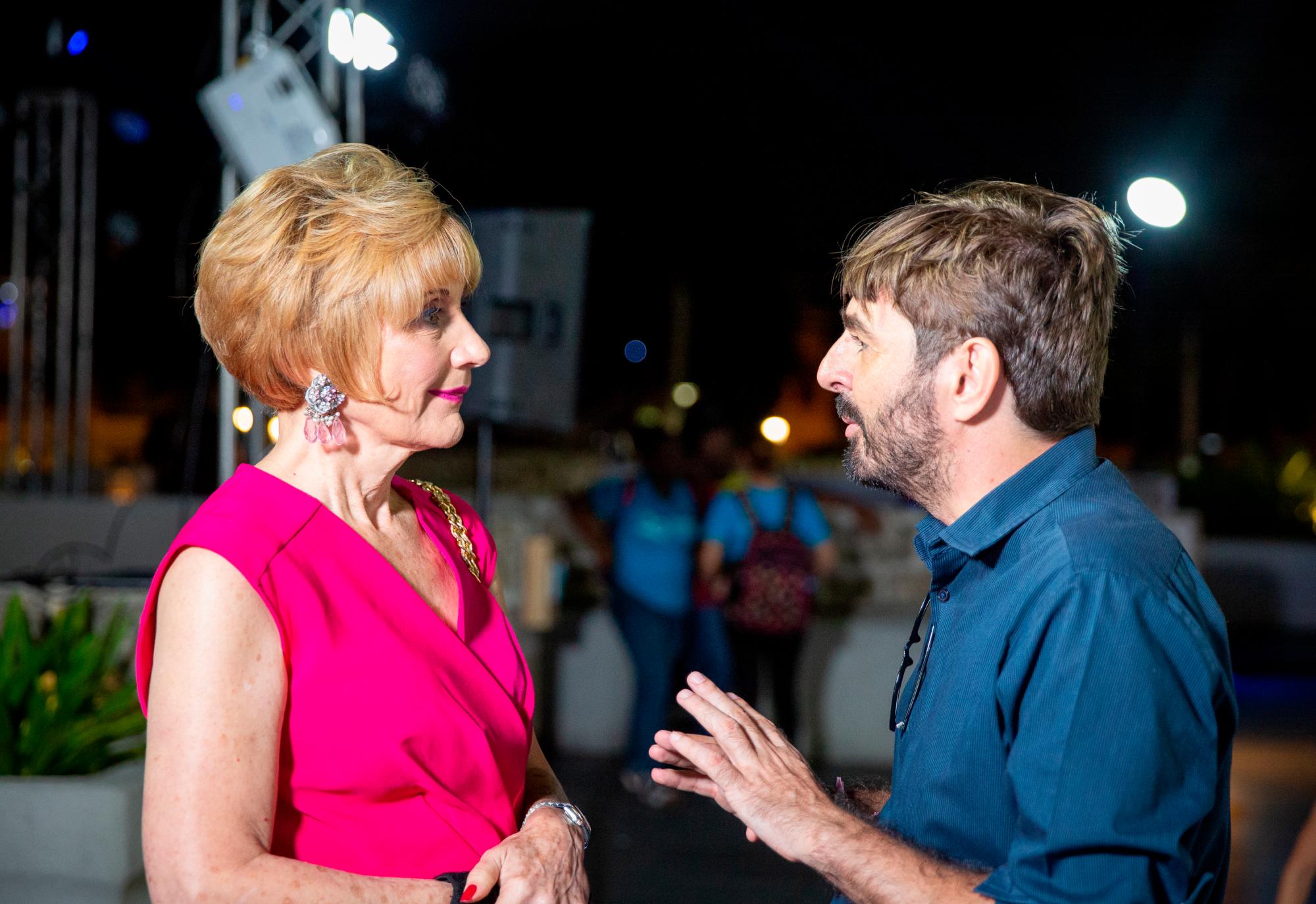 Susana Brugal de Villanueva y Padre Tomás García.