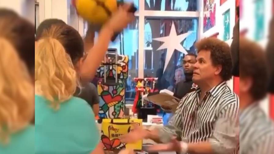 Video | Mujer rompe costosa obra en presencia de su reconocido artista