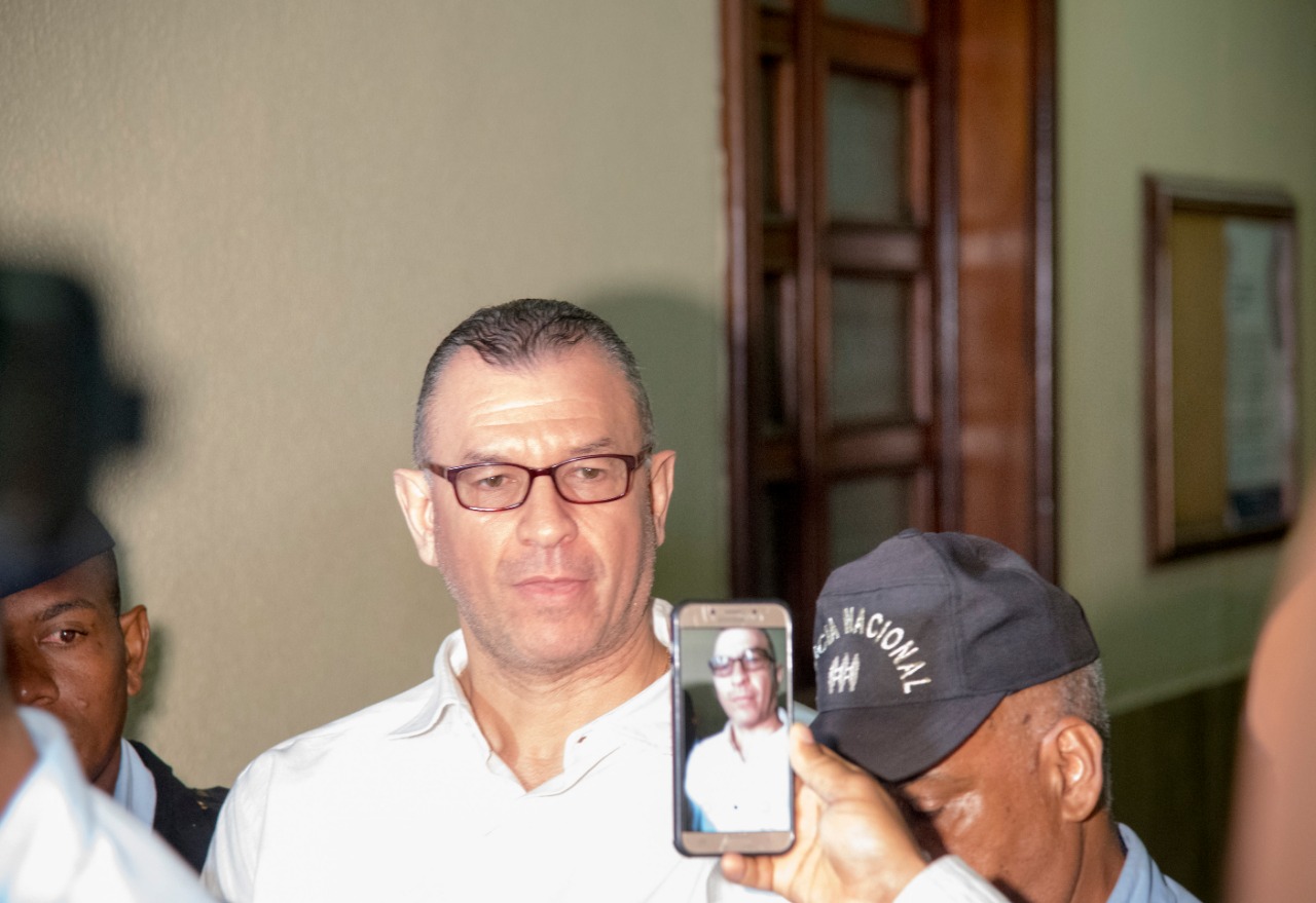 El empresario artístico, Evelio Herrera al salir de la sala de audiencias. Fotos: Juan Miguel Peña