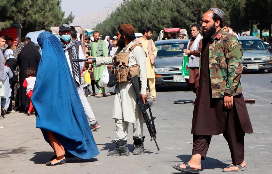 Aumentan a 110 los fallecidos en atentados en aeropuerto de Kabul y cientos siguen llegando a terminal