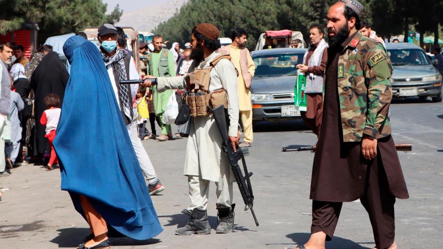 Aumentan a 110 los fallecidos en atentados en aeropuerto de Kabul y cientos siguen llegando a terminal Aumentan a 110 los fallecidos en atentados en aeropuerto de Kabul y cientos siguen llegando a terminal