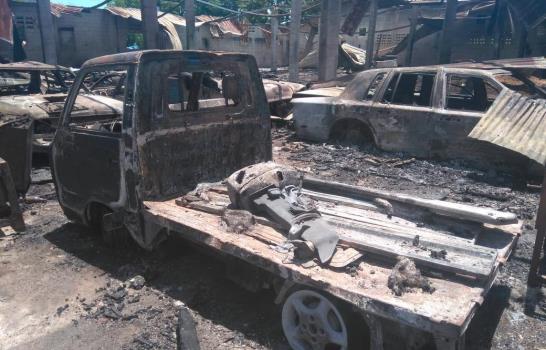 Incendio destruye local de repuesto de vehículos y taller de ebanistería en Villa Mella 