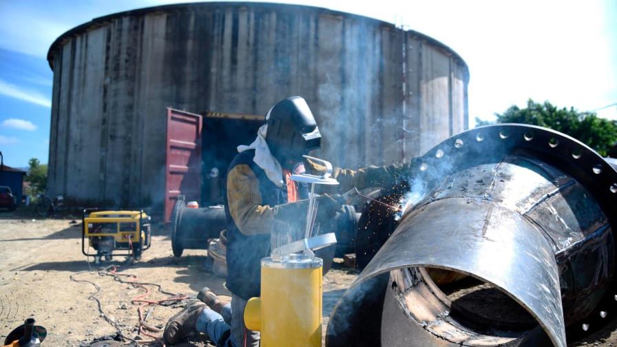 Reparan tanque de agua dejó tres heridos y anegó cientos de viviendas en Santiago Oeste Reparan tanque de agua dejó tres heridos y anegó cientos de viviendas en Santiago Oeste