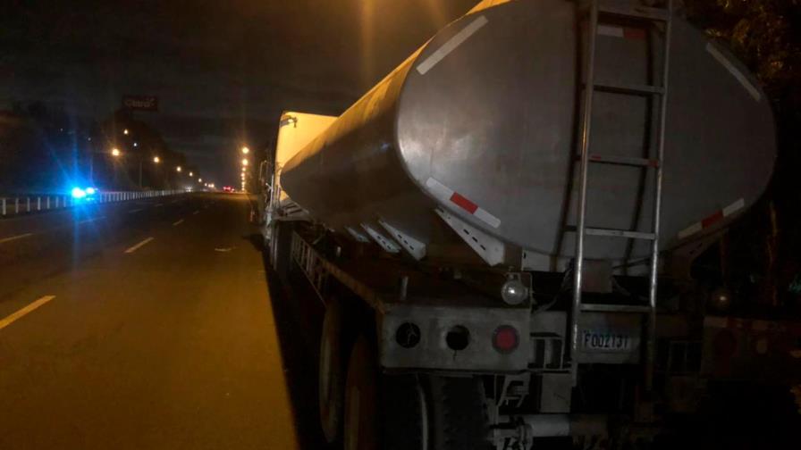 Unidades del Ceccom incautan tanquero cargado de alcohol ilícito