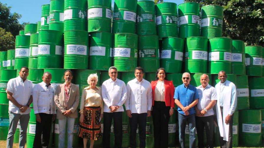 Donan tanques a la Alcaldía para el depósito de basura