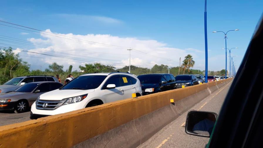Tapón de varios kilómetros en las Américas y en Boca Chica en pleno toque de queda