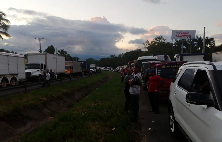 Atrapados en el megatapón de la autopista Duarte están indignados