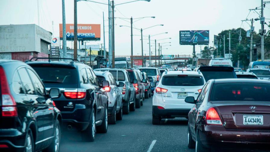 Se vuelca camión de cerveza y genera tapón en autopista Duarte