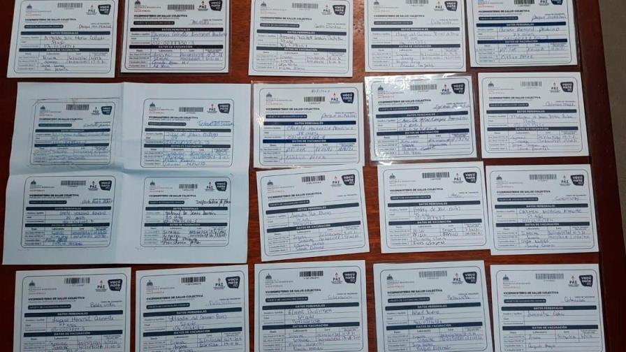 Desmantelan en Santiago centro donde falsificaban tarjetas de vacunación COVID-19