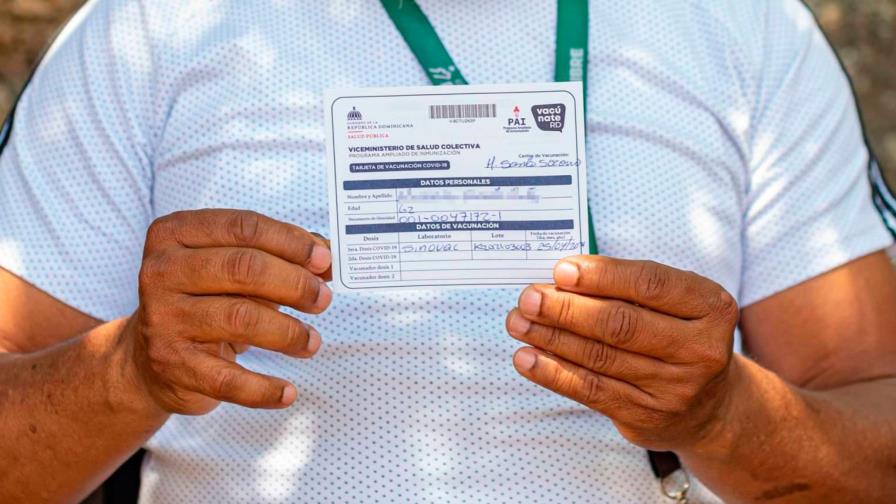 Ciudadanos a favor y en contra de medida que exige tarjeta de vacunación COVID-19